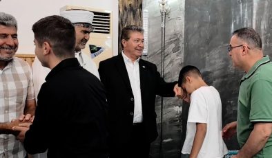 Başbakan Üstel bayram namazını Alsancak’ta kıldı