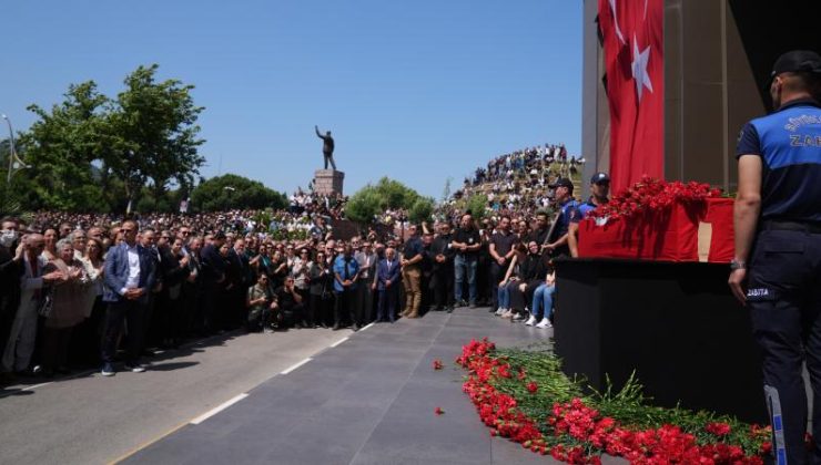 Manisa Belediye Başkanı Zeyrek için belediye önünde veda töreni düzenlendi