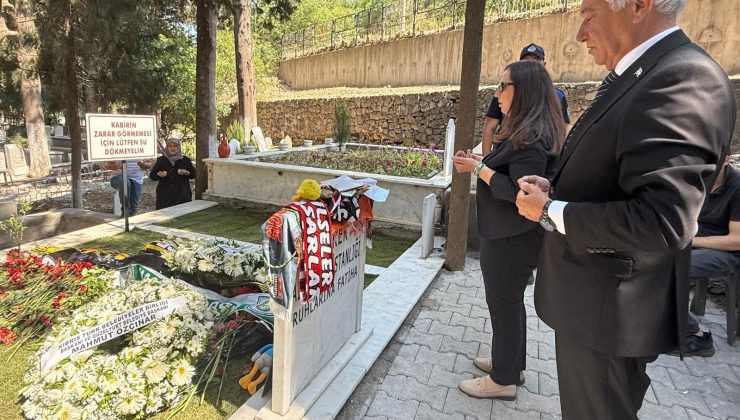 Özçınar, Ferdi Zeyrek’in kabrini ziyaret etti