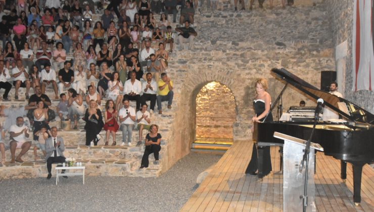 KKTC’li piyanist Rüya Taner Anemurium Antik Kenti’nde konser verdi