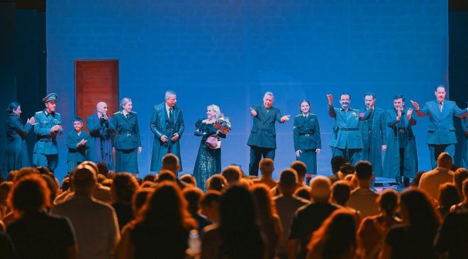 21. Kıbrıs Tiyatro Festivali kapsamında “Yaşamak mı, yoksa ölmek mi?” oyunu sahnelendi