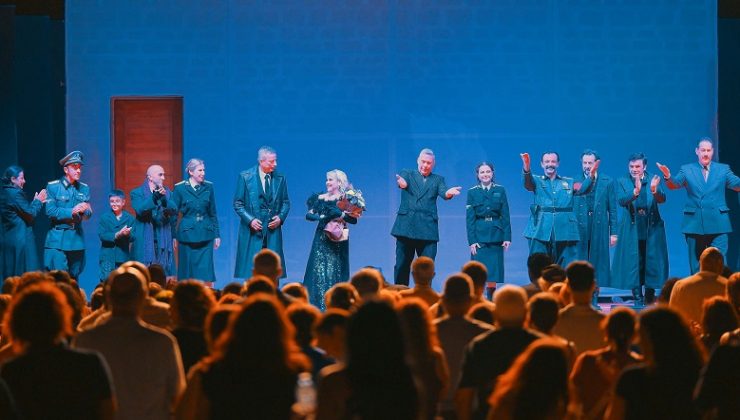 21. Kıbrıs Tiyatro Festivali kapsamında “Yaşamak mı, yoksa ölmek mi?” oyunu sahnelendi