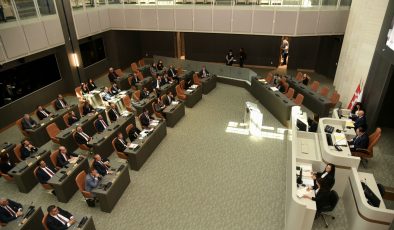 Meclis oturumuna ara verildi.  Seçim ve Halk Oylaması (Değişiklik) Yasa Önerisi komiteye geri çekildi