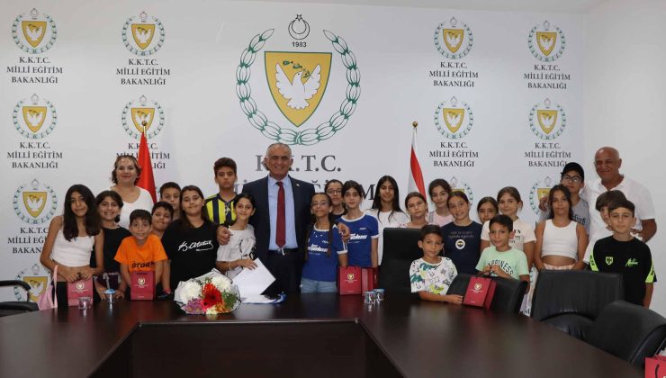 Bakan Çavuşoğlu, Dört İşlem Eğitim Merkezi öğrenci ve öğretmenlerini kabul etti