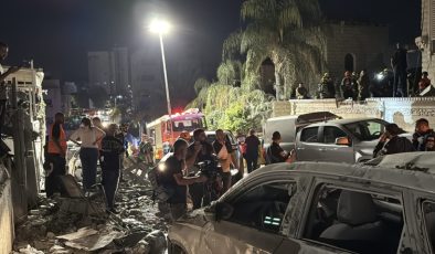 İran’ın füze saldırısında İsrail’in merkez bölgelerinde 3 kişi öldü