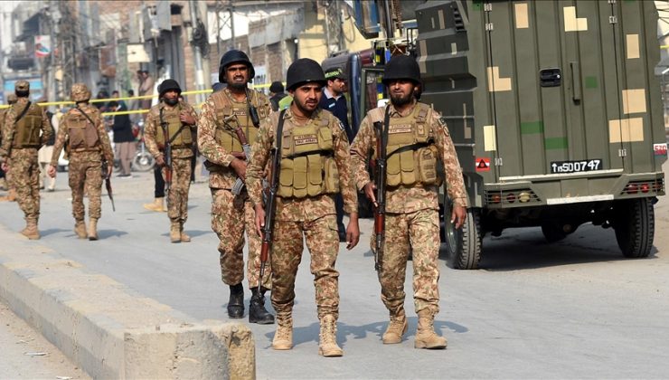 Pakistan’ın Hayber Pahtunhva eyaletinde düzenlenen bombalı saldırıda 13 asker öldü