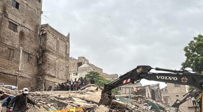 Pakistan’da çöken 5 katlı binada ölü sayısı 16’ya çıktı