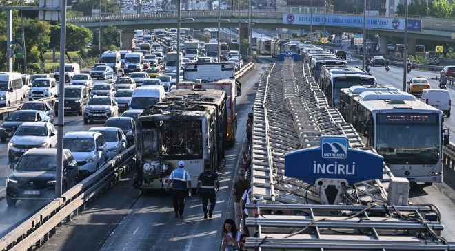Bakırköy’de metrobüste yangın