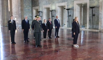 Meclis Dostluk Grubu heyeti Anıtkabir’i ziyaret etti