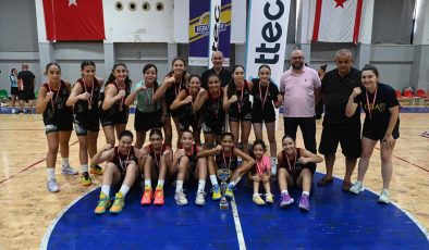 U 14 kızlarda Levent şampiyon
