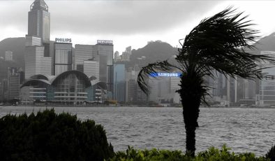 Hong Kong’da en yüksek fırtına alarmı