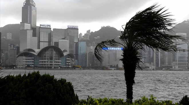 Hong Kong’da en yüksek fırtına alarmı