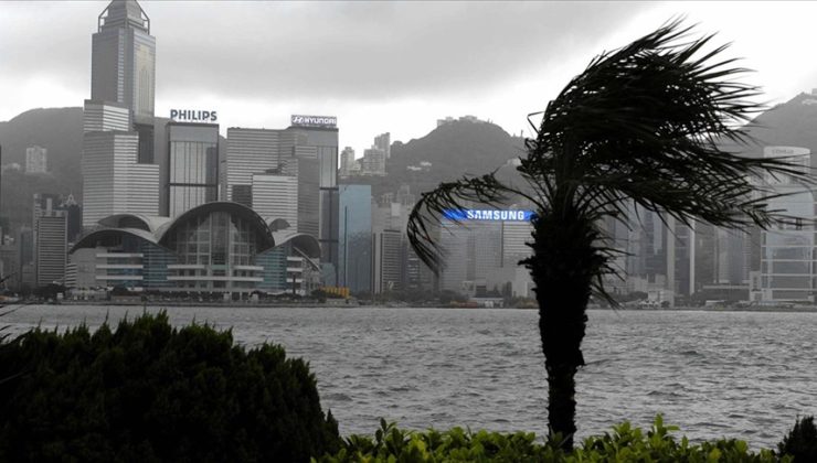 Hong Kong’da en yüksek fırtına alarmı