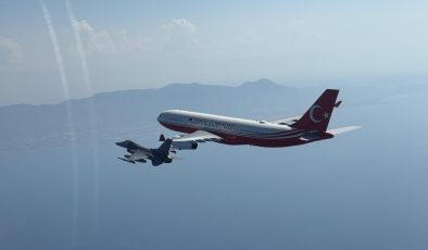 Erdoğan’ın içinde bulunduğu “TUR” uçağına KKTC’ye varışında F-16’lar eşlik etti