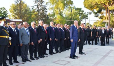 20 Temmuz Barış ve Özgürlük Bayramı kutlamaları… Lefkoşa Atatürk Anıtı önünde tören düzenlendi