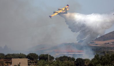 Sicilya’daki orman yangını yerleşim yerlerini tehdit ediyor