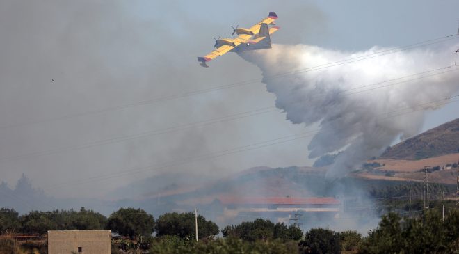 Sicilya’daki orman yangını yerleşim yerlerini tehdit ediyor