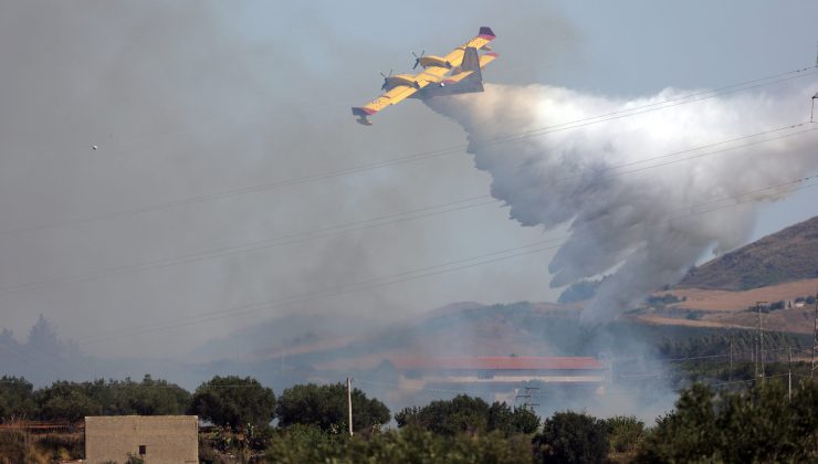 Sicilya’daki orman yangını yerleşim yerlerini tehdit ediyor