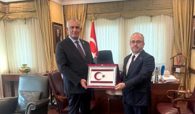 Çavuşoğlu, Türkiye’nin Bakü Büyükelçiliği’ni ziyaret etti