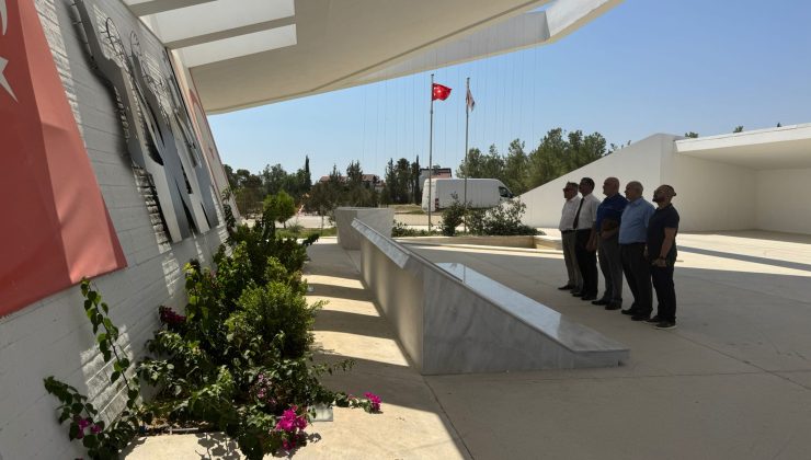 Ulusal Mücadele Vakfı Kurucu Cumhurbaşkanı Denktaş’ın anıt mezarını ziyaret etti