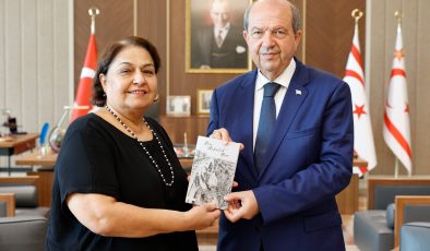 Neriman Saygılı “Bir Arpalık Yer” adlı kitabı Cumhurbaşkanı Tatar’a takdim etti