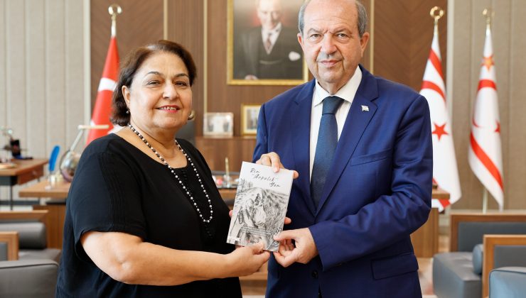 Neriman Saygılı “Bir Arpalık Yer” adlı kitabı Cumhurbaşkanı Tatar’a takdim etti