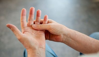 Parmak eklemlerindeki bu belirtiye dikkat: Yüksek kolesterolün işareti olabilir