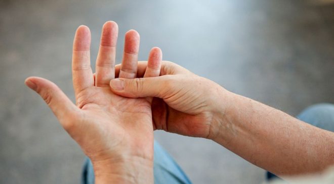 Parmak eklemlerindeki bu belirtiye dikkat: Yüksek kolesterolün işareti olabilir