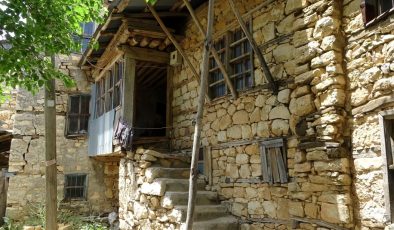 Tarihi yapıların sessiz ustaları: ”Çarpma toprağı” tekniğiyle yapılara estetik katıyorlar