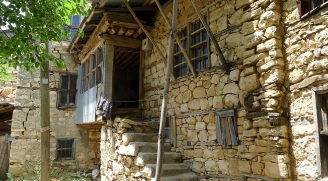 Tarihi yapıların sessiz ustaları: ”Çarpma toprağı” tekniğiyle yapılara estetik katıyorlar