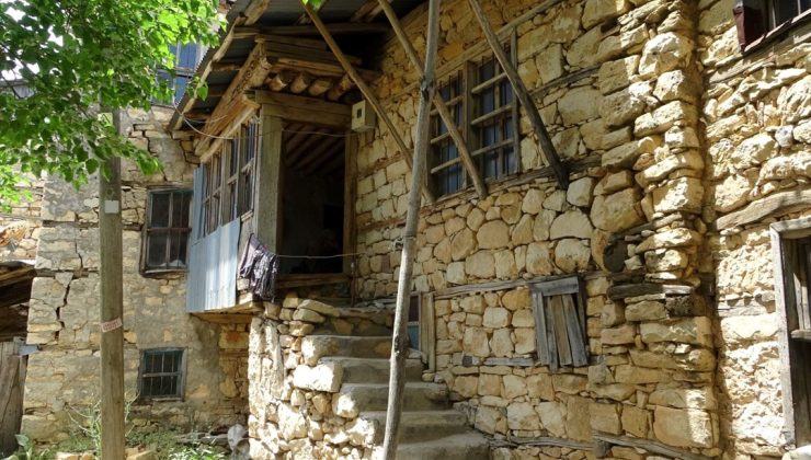 Tarihi yapıların sessiz ustaları: ”Çarpma toprağı” tekniğiyle yapılara estetik katıyorlar