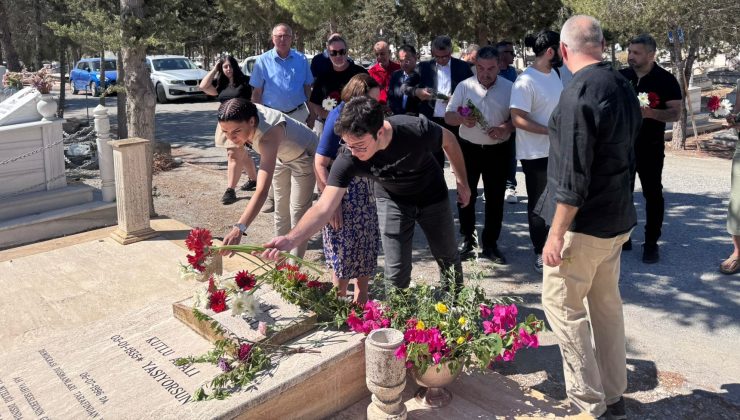 Kutlu Adalı, 29. ölüm yıl dönümünde mezarı başında anıldı