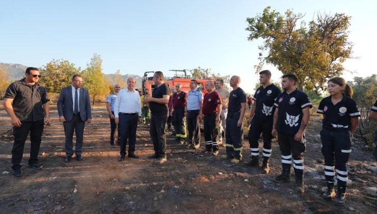 Cumhurbaşkanı Ersin Tatar, Esentepe Karaağaç Bölgesi’ndeki yangın yerine giderek incelemelerde bulundu