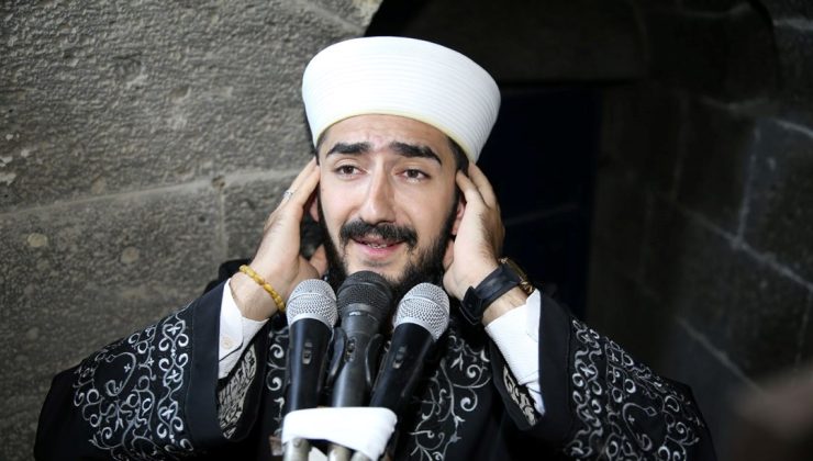 Diyarbakır’ın sıra dışı imamı: Yarış motosikletiyle ilgi odağı oluyor