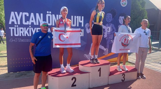 Aycan Önel U14 Türkiye Şampiyonası’nda Kumsal Arsal, 200 metre branşında Türkiye ikincisi oldu