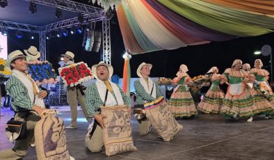 Geleneksel İskele Festivali kapsamında düzenlenen Uluslararası Halk Dansları Festivali gala ile son buldu