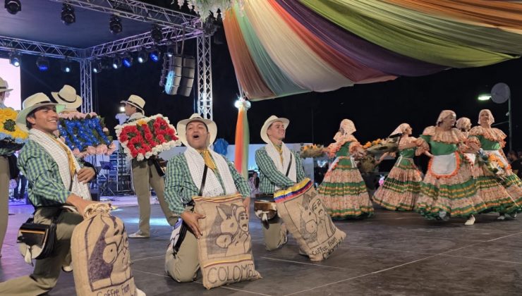 Geleneksel İskele Festivali kapsamında düzenlenen Uluslararası Halk Dansları Festivali gala ile son buldu