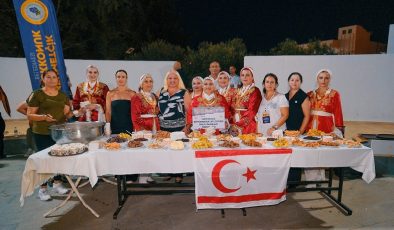 Mehmetçik Üzüm Festivali’nde dün akşam Kıbrıs Gecesi yapıldı, Grup Otantik sahne aldı