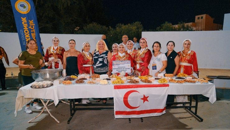 Mehmetçik Üzüm Festivali’nde dün akşam Kıbrıs Gecesi yapıldı, Grup Otantik sahne aldı