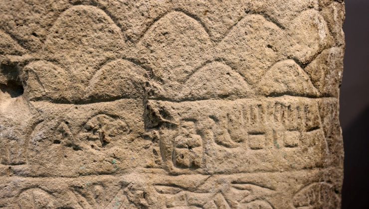 Sivas Arkeoloji Müzesinde sergilenen stelde, Hititlerden 4 kuşağa ait bilgiler yer alıyor