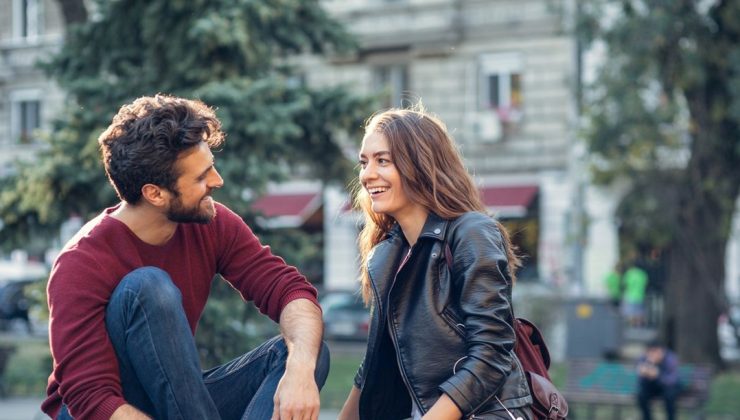 İlişkiniz hakkında arkadaşlarınıza söylememeniz gereken 9 şey