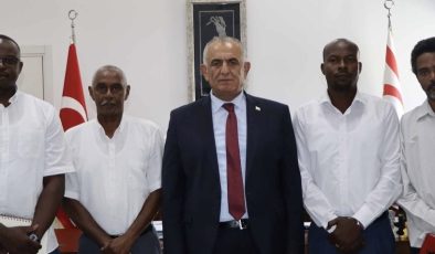 Bakan Çavuşoğlu, Kuzey Kıbrıs Sudan Topluluğu Derneği’ni kabul etti