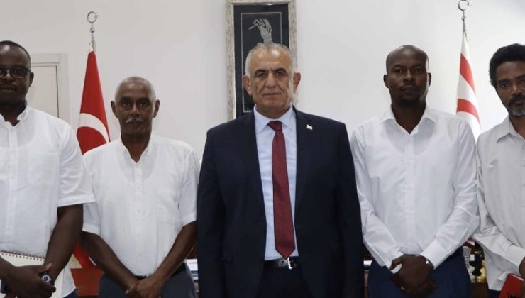 Bakan Çavuşoğlu, Kuzey Kıbrıs Sudan Topluluğu Derneği’ni kabul etti
