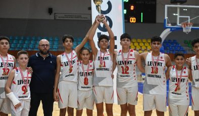 TTEC U 14 Erkekler Ligi. Rakibi sahaya çıkmayınca Levent, kupayı müzesine götürdü