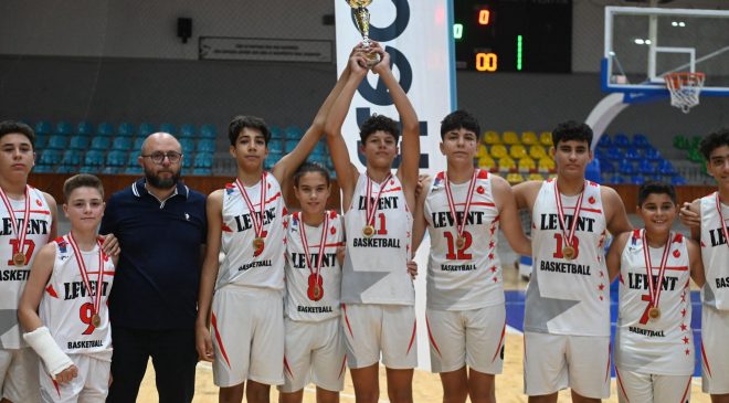 TTEC U 14 Erkekler Ligi. Rakibi sahaya çıkmayınca Levent, kupayı müzesine götürdü