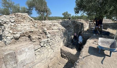 Apollon Smintheus Kutsal Alanı’ndaki kazılarda 3’üncü yüzyıla ait hamam gün yüzüne çıkarılıyor