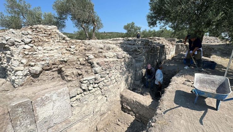 Apollon Smintheus Kutsal Alanı’ndaki kazılarda 3’üncü yüzyıla ait hamam gün yüzüne çıkarılıyor