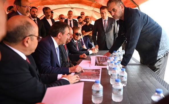 TC Cumhurbaşkanı Yardımcısı Yılmaz, temasları kapsamında yeni Devlet Hastanesi inşaat alanını inceledi
