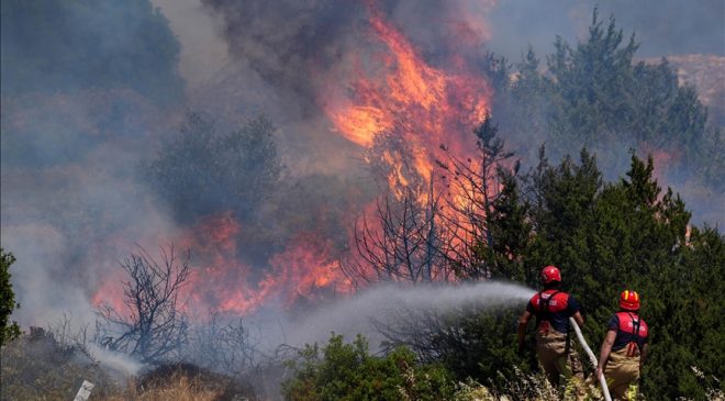 İzmir’in Buca ilçesindeki orman yangınına müdahale ediliyor