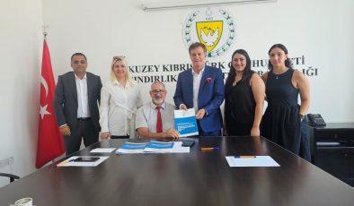 Arıklı: Engelli dostu taksi, hem vatandaş hem turist için şartdik Özürlüler Derneği Başkanı Günay Kibrit ve beraberindeki heyeti kabul etti.   	Kıbrıs Türk Ortopedik Özürlüler Derneği Başkanı Kibrit kabulde “Engelli Bireylerin Güçlendirilmesi Projesi” kapsamında hazırlanan “Engelli Bireylerin İstihdamı Önündeki Bariyerlerin Tespiti Araştırması 2024” kitapçığını Bakan Arıklı’ya sundu.  	Bakan Arıklı ise, engelli dostu taksilerin ülkede hizmet vermeye başlayacağını, hem ülkemizdeki engelli bireylerin ve öğrencilerin, hem de ülkemizi ziyarete gelen engelli turistler için bu hizmetin şart olduğunu söyledi.   	Arıklı, engelli bireylerin istihdamı ve istihdam alanlarına erişimi konusunda Kıbrıs Türk Ortopedik Özürlüler Derneği ile iş birliğini sürdüreceklerini açıkladı.   	Engelli bireylerin bilişim ve yazılım alanına yoğun ilgi gösterdiğini belirten Arıklı, Bilgi Teknolojileri ve Haberleşme Kurumu’nun (BTHK) yakın zamanda engelli bireylere yönelik sertifikalı ve ücretsiz yazılım kursları başlatacağını duyurdu